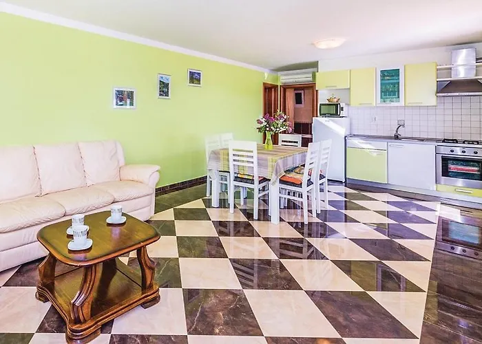 Hari アパート ティスノ