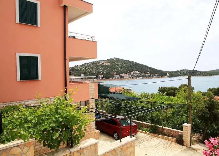 アパート Hari ティスノ